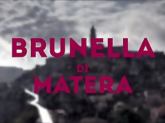 Brunella di Matera - Day2 - Si masturba con una banana