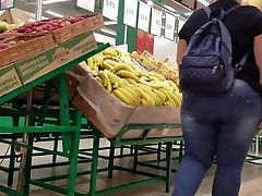 Woman with large ass want some fruits and salads