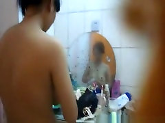 donna asiatica, la doccia e lasciugatura