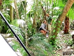 mamá se queda pillado follando patrona de las hijas