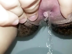 close up hairy pussy natursekt und geschwollene clit spielen
