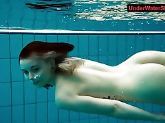 татуированным dziewczyną wiruje pod wodą