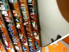 donna bionda upskirt in un negozio di articoli sportivi