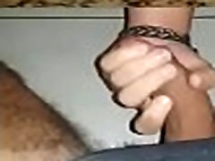 Jovem me faz mão amiga no banheiro do shopping Jovem me faz mão amiga no banheiro do shopping