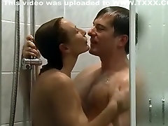 Incredible amateur Celebrities, Showers man tays scene