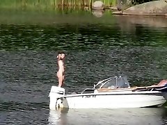 Nudist sewean sange has fun in the middle of a beautiful lake