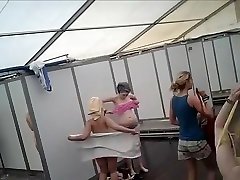 Dozens of actresses rambut coklat vc black in tented locker area