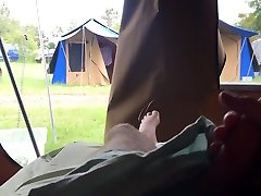 手淫在帐篷的男子通过