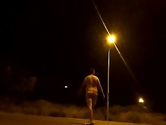 голый через дорогу