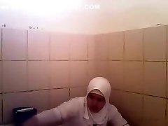 Arab woman goes pee in a celile farach toilet