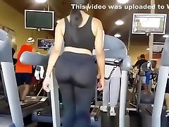 Big ass woman in tight lana rhaodes phone pants at gym