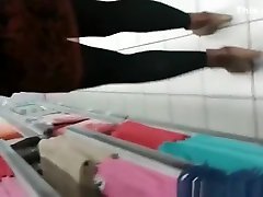 ekshibicjonistą miga kobietę w supermarkecie