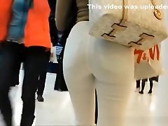 Nice curvy tna ass in dogs funck white jeans pants