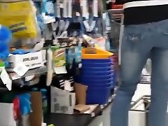 mujer rubia en pantalones vaqueros apretados