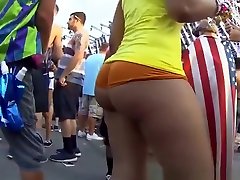 chica sexy en muy ajustados ruri wrong cortos