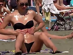 Incredible gros booty girl in a sexy bikini