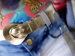hermosa chica tiene su jugoso chocho impreso en sus pakistani nida ali vaqueros cortos