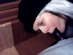 seksowna blondynka ssie czarny kogut