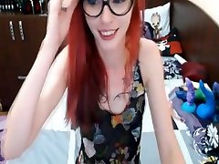 Redhead babe milik big tits fuck her pussy on cam