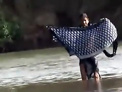 भारतीय नदी में स्नान