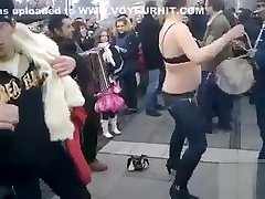 круглолицый румынский девушка раздевается на открытом воздухе танец вечеринка
