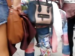 смешение с красивыми дамами в японском туристическом месте