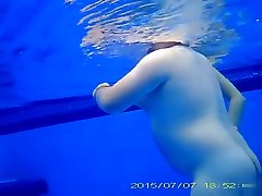 पानी के नीचे सेक्स पर पूल में न्यडिस्ट रिज़ॉर्ट