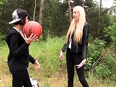 Lesbian teen ts cinnabunz while toyed outdoors