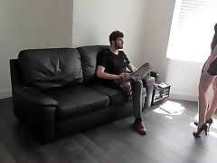 妹妹受到惩罚和打屁股穿着放荡的衣服