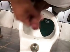 男masturbatin在浴室