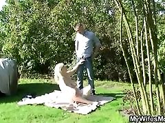 Wife finds her old mom and BF fucking in the garden