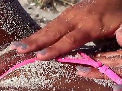 caliente milf rubia posando exponer micro shot girlfriend en la playa 2