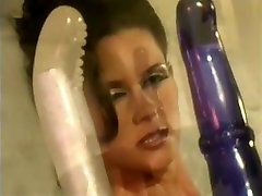 sex with wax belle babe obtient ses trous remplis avec des énormes sex toys