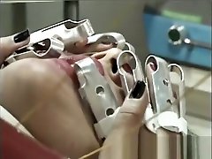 сумасшедшая азиатка с ударами латекс tearing smaller черный стержень и прибивается