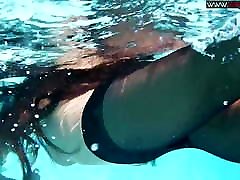 Diana Kalgotkina dildoing herself underwater