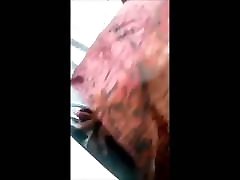 arabe hijab sucer dans la voiture