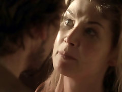 Rosamund Pike escenas de desnudos - Mujer en el Amor - HD