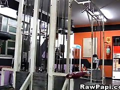 Horny Guys Goes Bareback schlafen besoffen Fucking In Gym