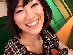 角质的日本妞爱美Komukai在神话般的打手枪时，射液熟的场景