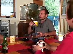 La chatte bouffé, des bites partout, et puis se fait enculé, notre belle coquine va voir de toutes les couleurs, dans ce gang bang avec Papy.