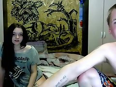 unterhaltsames pärchen vor der webcam