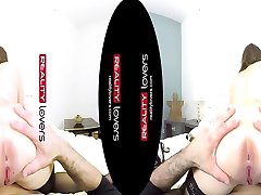 réalité virtuelle-joufflu allemand avec des bas et des lunettes