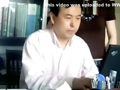une femme chef chinoise baisée par son propre employé