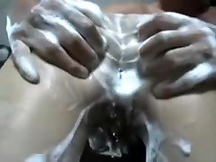 маленькая азиатская брюнетка получает ее бритая тако пальцами в ванной