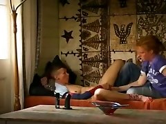 संबंध complice avec मा frangine