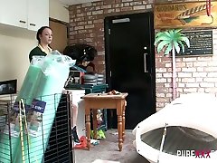 UK really sexy babe Alessa Savage gets her twat stretched by black stud