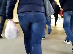 fast moving milf s arsch in engen jeans