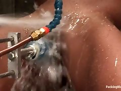 Marie Luv gets wet with Fuckingmachines