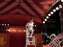 华丽的中国女孩表演不畏死亡特技