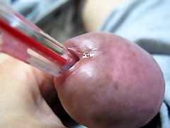 拉响红色的圆珠笔